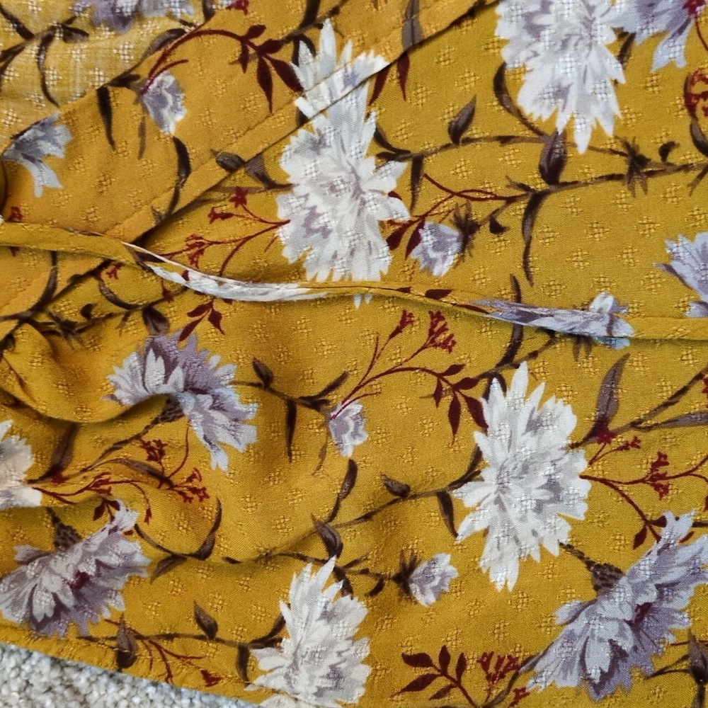 Old Navy Gold Floral Sleeveless Top Size Medium - Picture 3 of 4